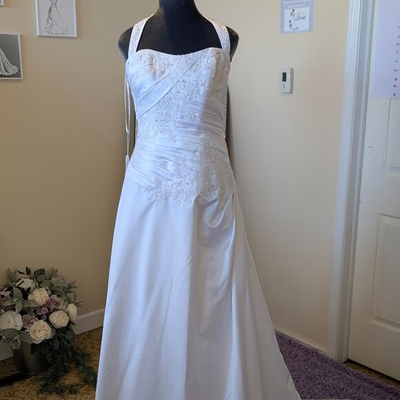 David’s bridal T9569 A Line halter wedding gown Size 6 - Picture 2 of 8